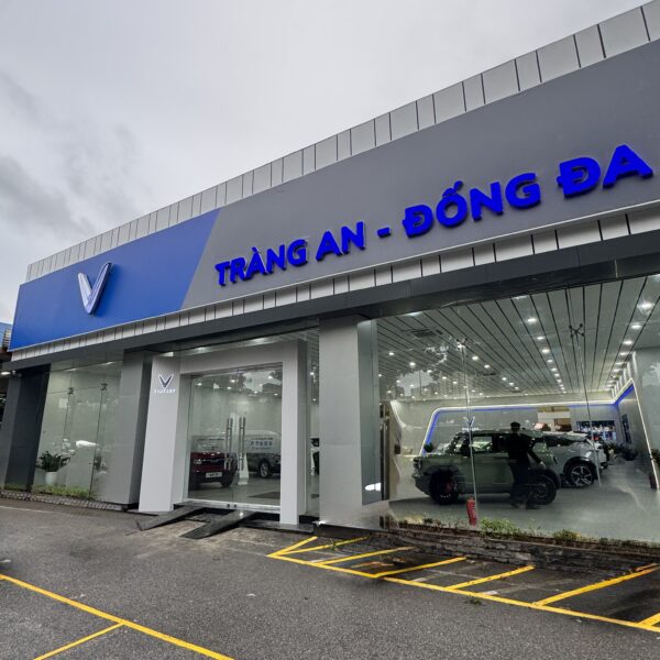 ọa lạc tại 568 Đường Láng, quận Đống Đa, Hà Nội, Vinfast Đống Đa (thuộc hệ thống đại lý Tràng An) là một trong những showroom chính hãng hiện đại và chuyên nghiệp nhất của VinFast tại thủ đô. Với không gian sang trọng, thiết kế theo tiêu chuẩn quốc tế và đội ngũ tư vấn viên giàu kinh nghiệm, Vinfast Đống Đa mang đến cho khách hàng trải nghiệm toàn diện từ mua xe, lái thử, tài chính đến bảo hành, bảo dưỡng. Không chỉ là một showroom, Vinfast Đống Đa còn là “ngôi nhà của những người yêu xe Việt”, nơi lan tỏa tinh thần tự hào dân tộc, khẳng định vị thế của thương hiệu ô tô điện Việt Nam trên bản đồ thế giới.